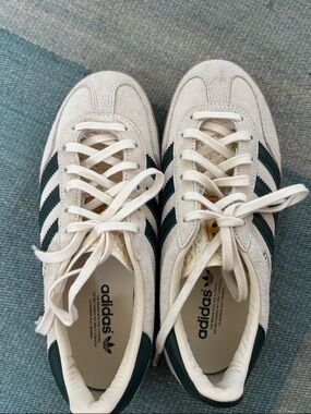 adidas sambas  off white & dark green size 6